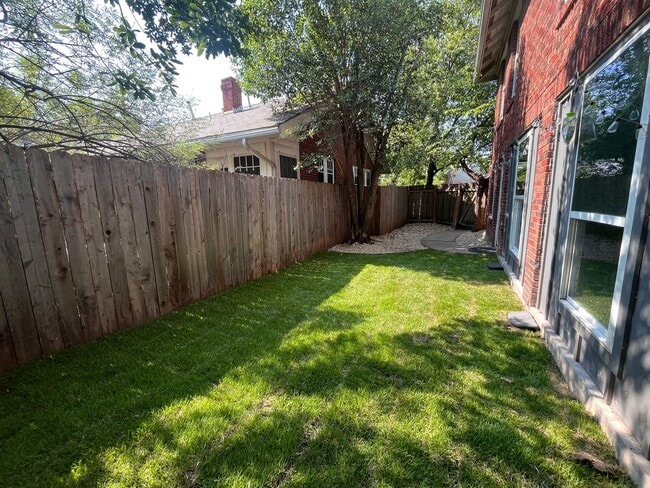 Building Photo - 2Bed/1bath Duplex in Hyde Park with Small ...