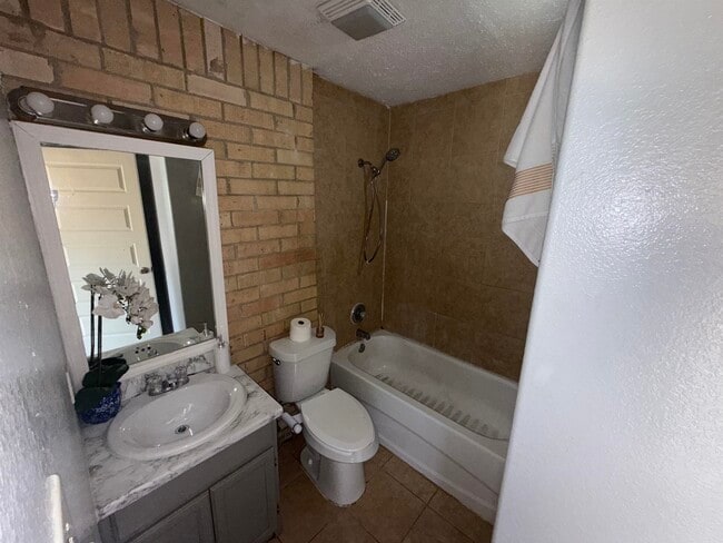 Building Photo - 311 Soria Dr