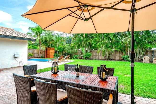 Building Photo - 830 SW 14th Ct