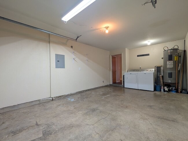 Building Photo - Nice 2bed/1.5 bath townhome- Great Springf...