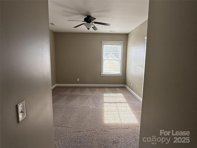 Building Photo - 15211 Barnsbury Dr