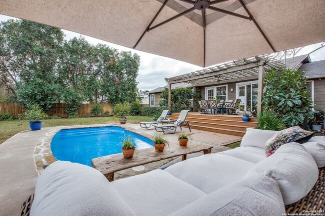 Building Photo - STUNNING 3-BEDROOM HOME WITH POOL IN ALAMO HEIGHTS