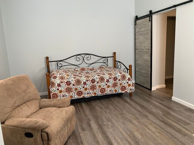 Single bed - 1616 N 2nd St