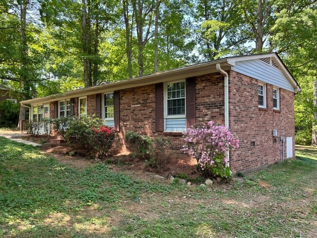 Building Photo - Charming 3-bedroom, 1.5-bathroom property in Pfafftown