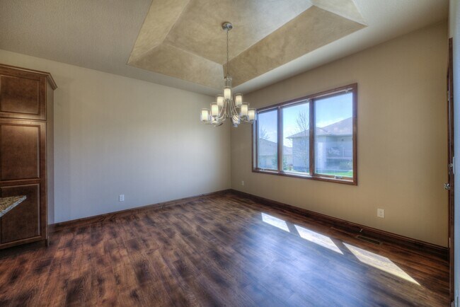 Building Photo - 2 BEDROOM | 2 BATH | DOUBLE GARAGE | SPACIOUS TOWNHOME