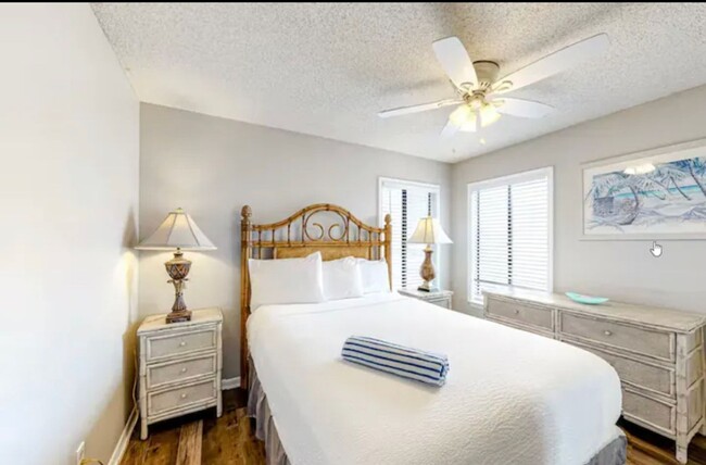 Building Photo - Fully Furnished 2 Bed/ 1 Bath downstairs u...