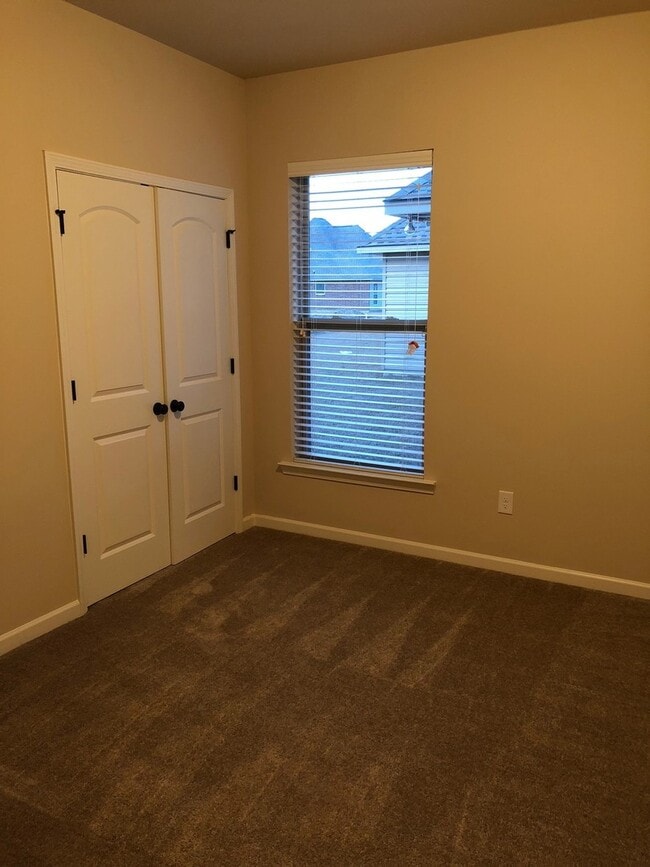 Building Photo - 3BD 2BA House in Hunters Trace Subdivision