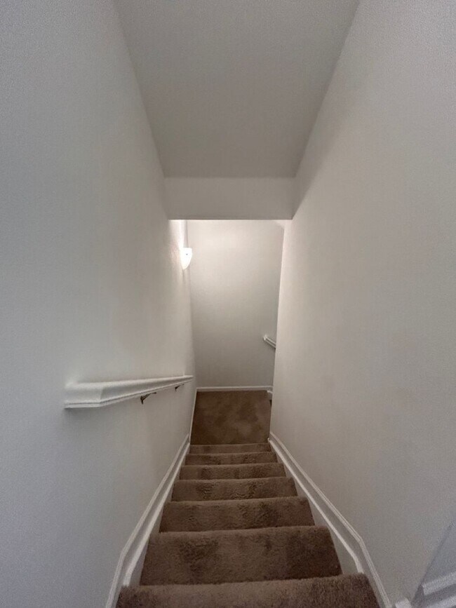 Building Photo - Spacious 3 Bedroom, 3 Bath Townhome located in Arapahoe County available for Summer Move In for t...