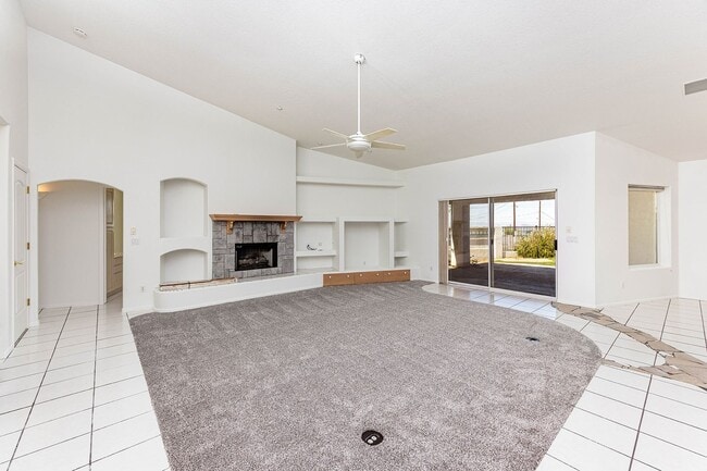 Building Photo - Long Term 4 Bedroom Rental with a Beautifu...
