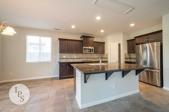 Building Photo - Clovis Eastside Home, 4BR/3BA, Built 2017 - Lots of Amenities!