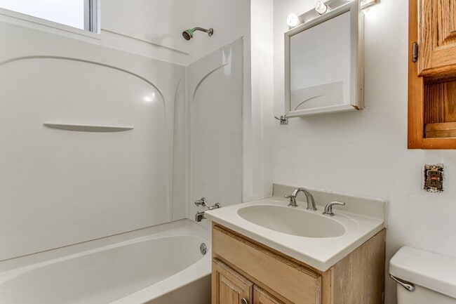 Building Photo - Updated 4 Bed, 2 Bath in Oakland - Close t...