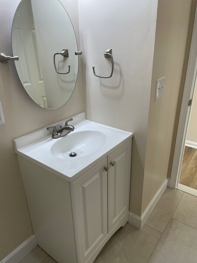 Building Photo - Elegant And Spacious 3 Bed 3.5 Bath Townhome In Vibrant Loudon Parkway Center