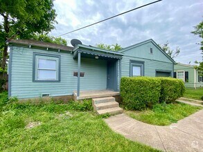 Building Photo - Charming home with a large fenced backyard...