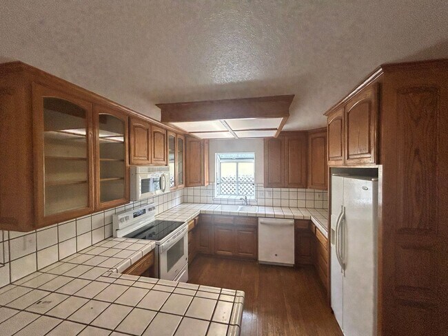 Building Photo - 4 Bedroom 2 bath in Oakdale Ca