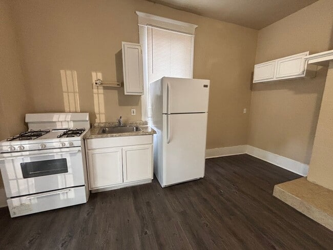 Building Photo - 1Bd/1Bth Historic Apartment off Broadway –...
