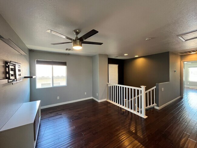 Building Photo - Stylish 3-Bedroom Home with Loft in Gated Community