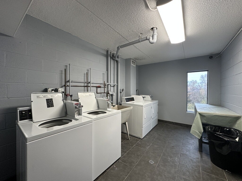 Building Photo - 525 N Quentin Rd