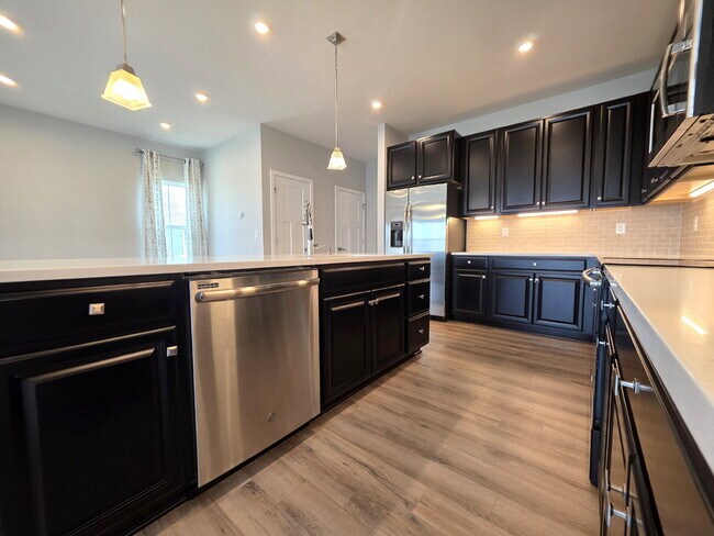 Building Photo - 3 Bedroom, 2.5 Bath End Unit Townhome on C...
