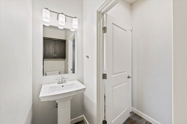 Building Photo - Meridian Spacious Retreat with Neighborhoo...