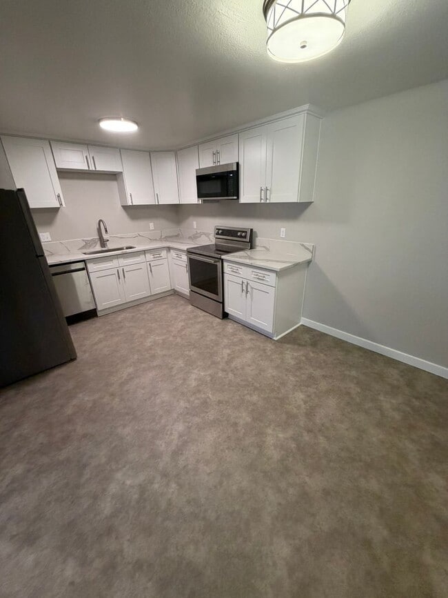 Building Photo - Large Updated 2 Bedroom with New Appliances!