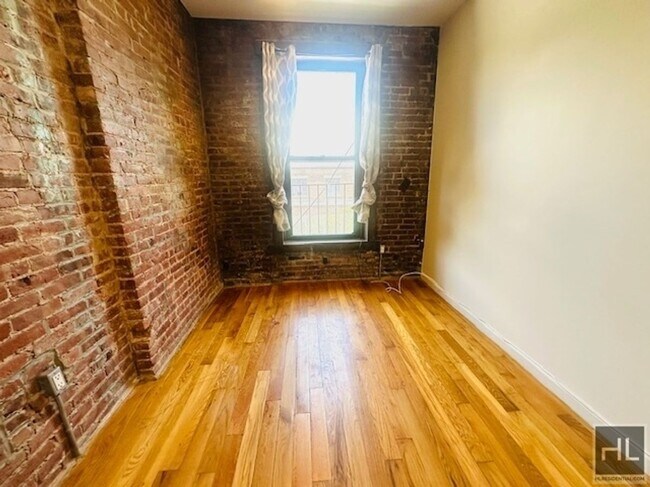Building Photo - Enormous Floor Through 3 Bed/1.5 Bath in C...