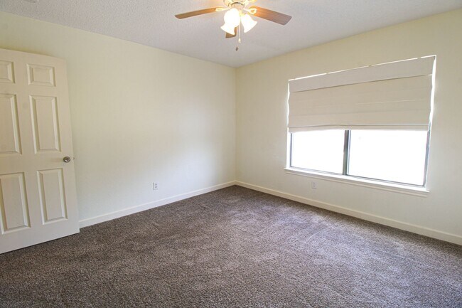 Building Photo - 8118 Chestnut Manor Dr