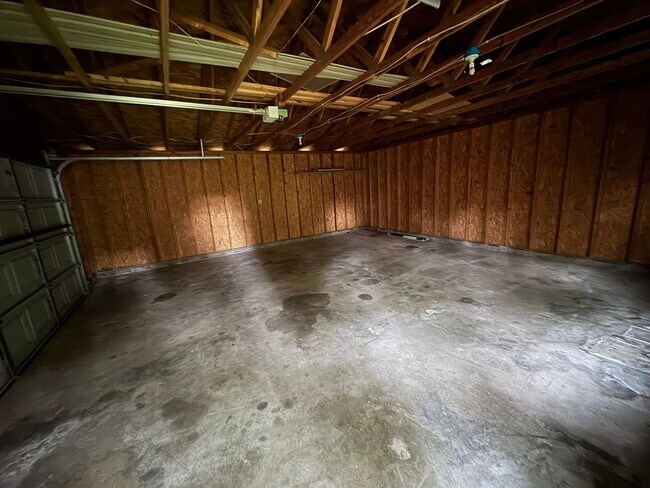 Building Photo - Lone Oak House