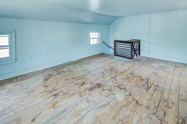 Building Photo - Walking distance to UD campus Available Ju...