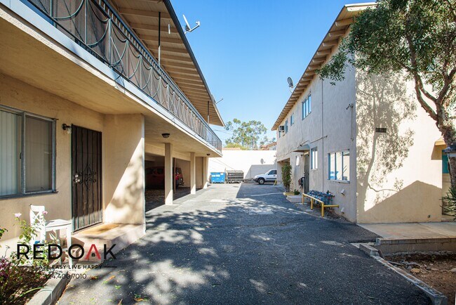 Building Photo - Modern, Spacious, Remodeled One Bedroom wi...