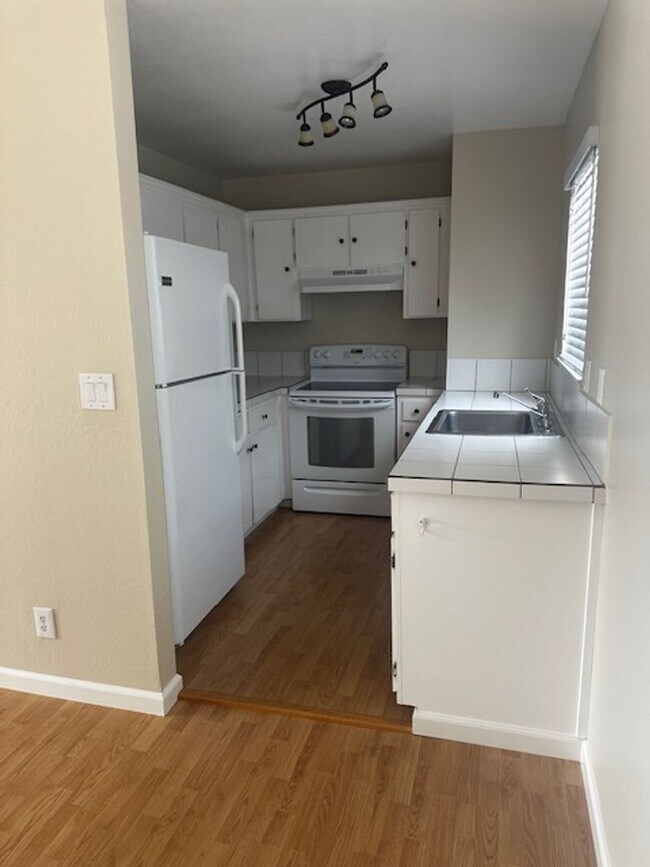 Building Photo - Beautifully remodeled 2 bedroom & 1 bath unit in the heart of Concord