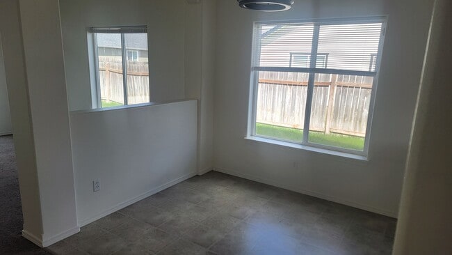 Building Photo - * MOVE IN SPECIAL* 1/2 OFF 1st FULL MONTH'...