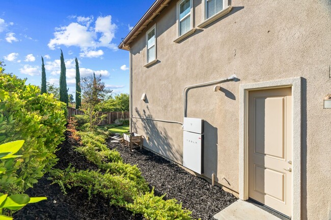 Building Photo - HILLTOP CORNER HOME WITH GORGEOUS VIEWS