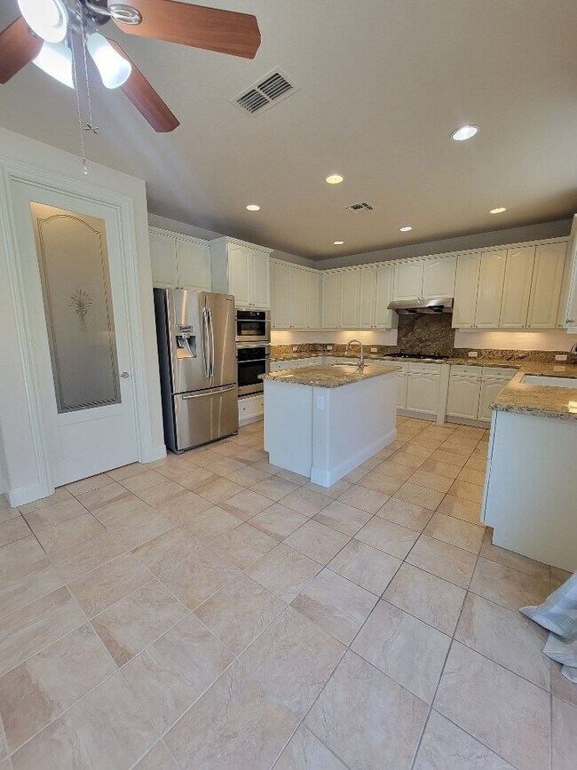 Building Photo - Beautiful 5 bedroom home in Empire Ranch
