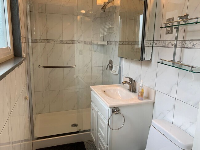 Building Photo - Gorgeously Updated 4-Bed/3-Bath Home & Ent...