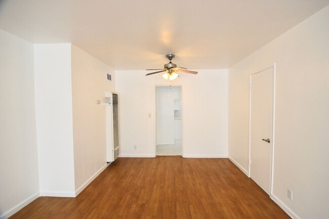 Building Photo - 11645 Moorpark St
