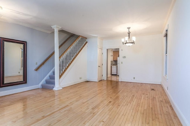 Building Photo - 238 Dale St N