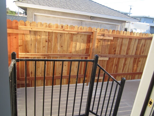 Building Photo - 720 W 214th St