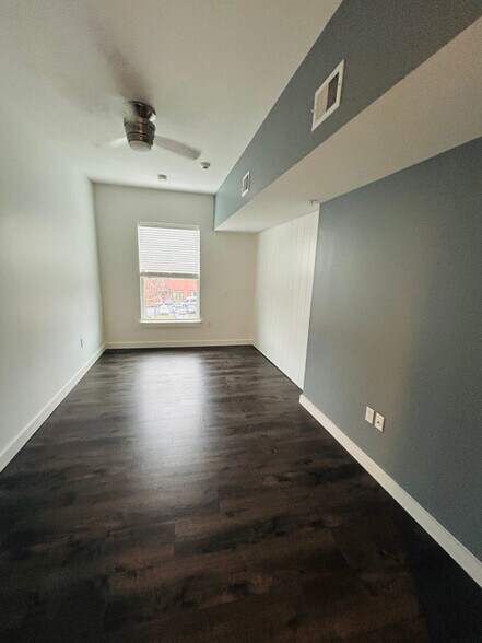 Building Photo - 550 New Holland Ave