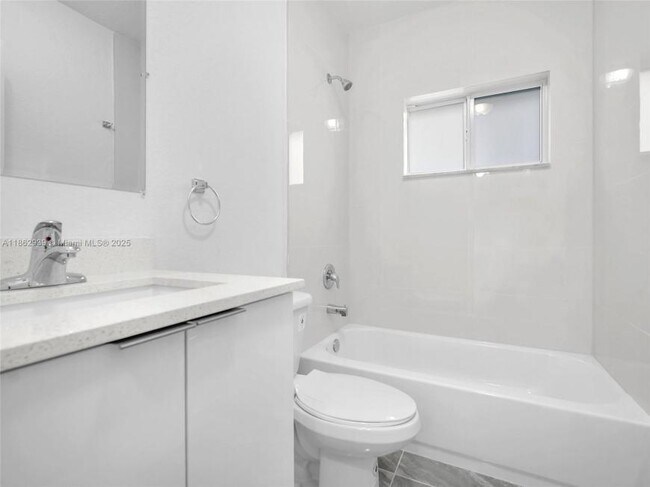 Building Photo - 3 bedroom in Miami FL 33142