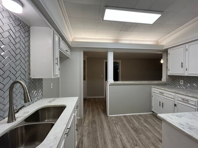 Building Photo - 3309 Mahan Dr