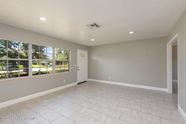 Building Photo - 1885 Golfview Dr