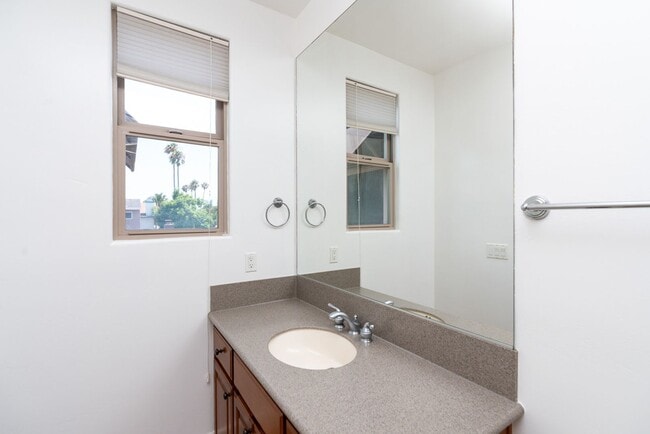 Building Photo - 3 Bedroom Townhome in Crown Point – Pacific Beach