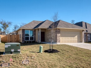 Building Photo - 619 Fallbrook Dr