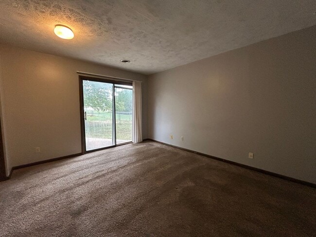 Building Photo - $300 OFF 1st MONTH'S RENT!! Spacious home ...