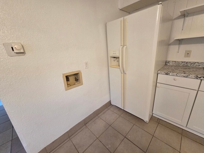 Building Photo - Small 2 bedroom 1 bath Apartment
