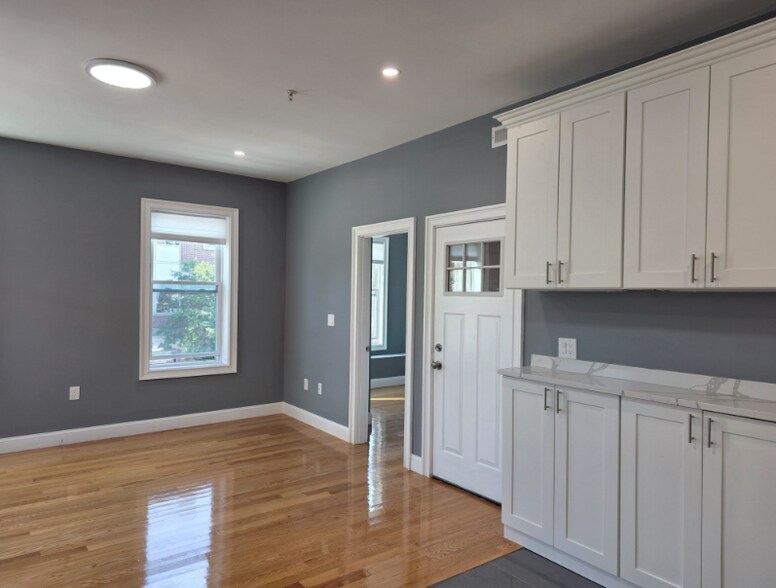 Building Photo - 339 Cambridge St