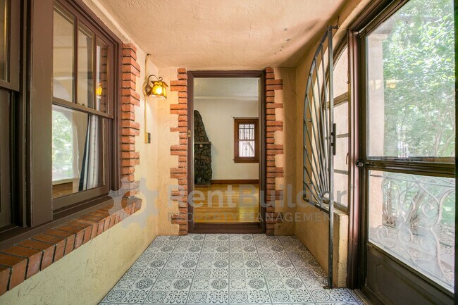 Building Photo - 1404 Marquette Pl NE