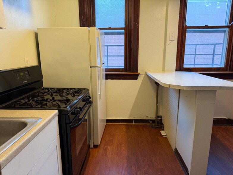 Building Photo - 329 Taylor Ave