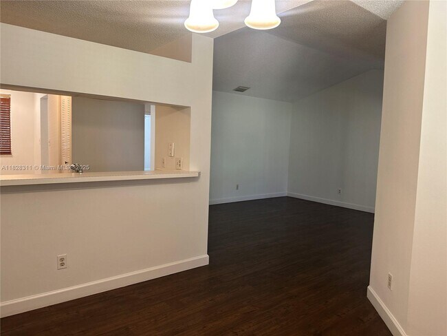 Building Photo - 906 Coral Club Dr