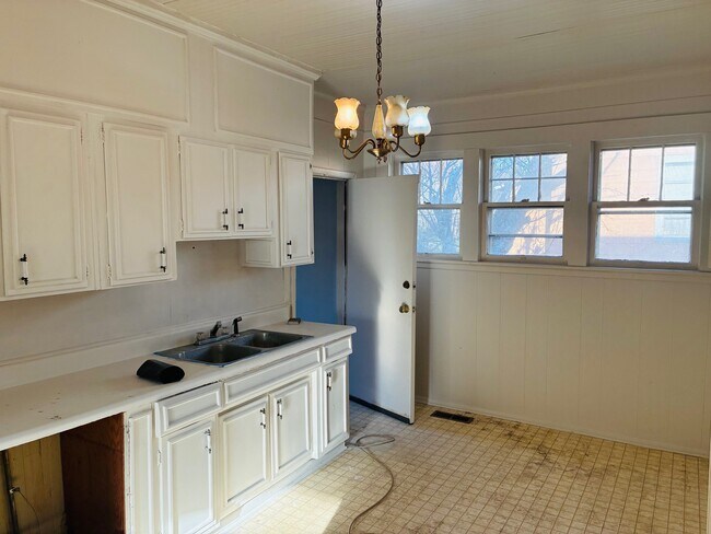 Building Photo - 16 Little St